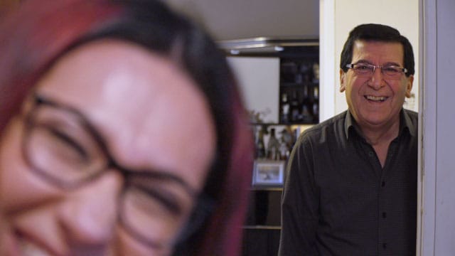 Nazira med grannar